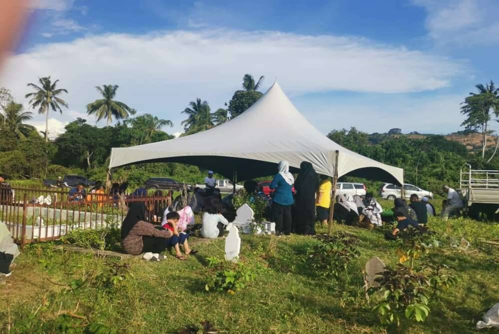 Ahli keluarga, kenalan dan penduduk kampung yang hadir mengiringi jenazah Mohd RaisTanah Perkuburan Islam Kampng Liang, Kota Belud pada Ahad.