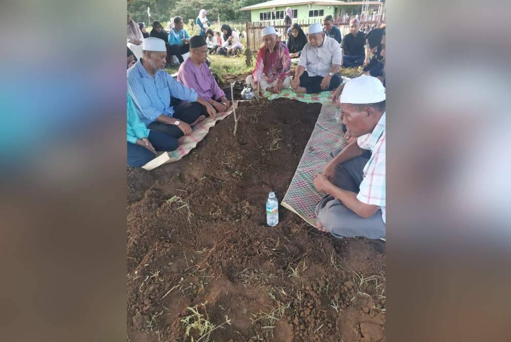 Jenazah Mohd Rais selamat disemadikan di Tanah Perkuburan Islam Kampng Liang, Kota Belud pada Ahad.