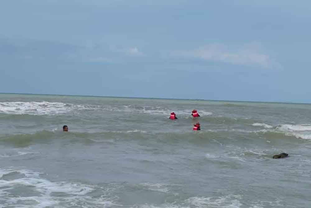 Usaha mencari dan menyelamat seorang lagi mangsa giat dilakukan pasukan penyelamat. - Foto JBPM