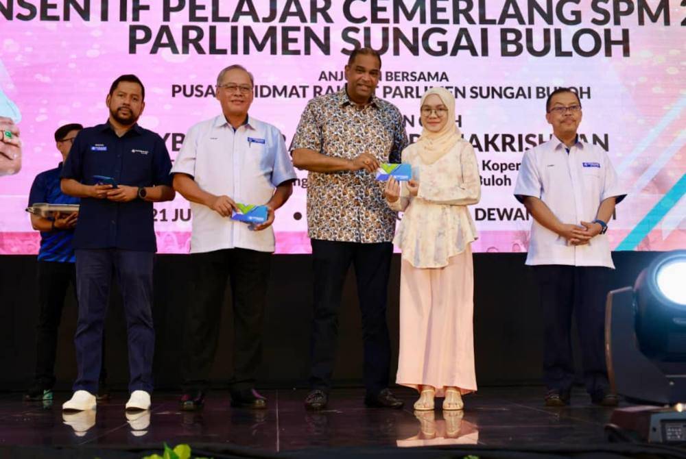 Ramanan tengah menyampaikan insentif kepada pelajar cemerlang SPM 2023 di Paya Jaras pada Ahad.
