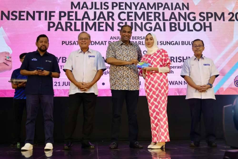 Dari kiri, Syaiful Rizal, Philip, Ramanan dan Zamri (kanan) ketika majlis penyerahan insentif kepada pelajar cemerlang SPM 2023 di Paya Jaras pada Ahad.