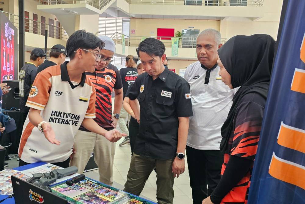 Adam Adli melawat reruai peserta pada Kembara JOM di Ipoh.