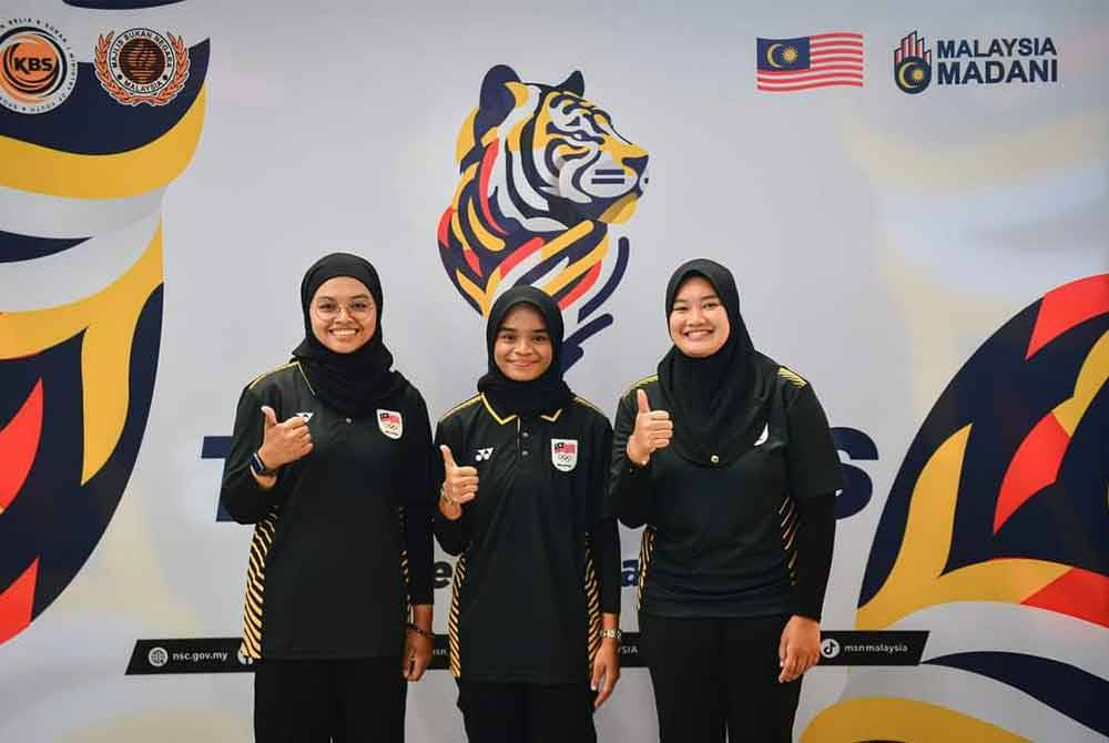 Nurul Azreena (kiri), Ariana (tengah) dan Syaqiera sandaran kem memanah negara di Paris 2024.
