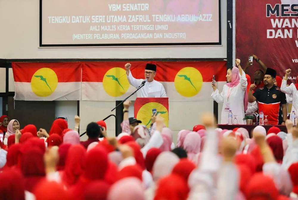 Tengku Zafrul ketika majlis perasmian Mesyuarat Perwakilan Wanita, Pemuda dan Puteri UMNO Bahagian Lembah Pantai di Persatuan Alumni Universiti Malaya (PAUM) pada Ahad. Foto Instagram @tzafrul_aziz