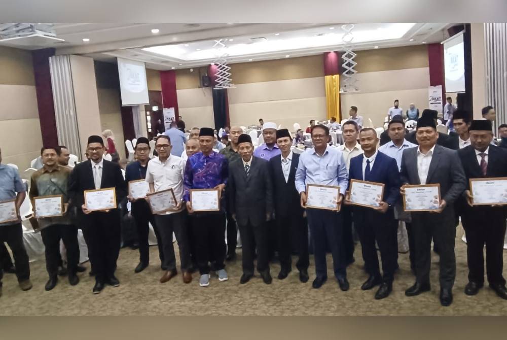 MAIDAM menerima serahan zakat perniagaan daripada 33 buah syarikat berjumlah RM11.75 juta di sebuah hotel pada Ahad.