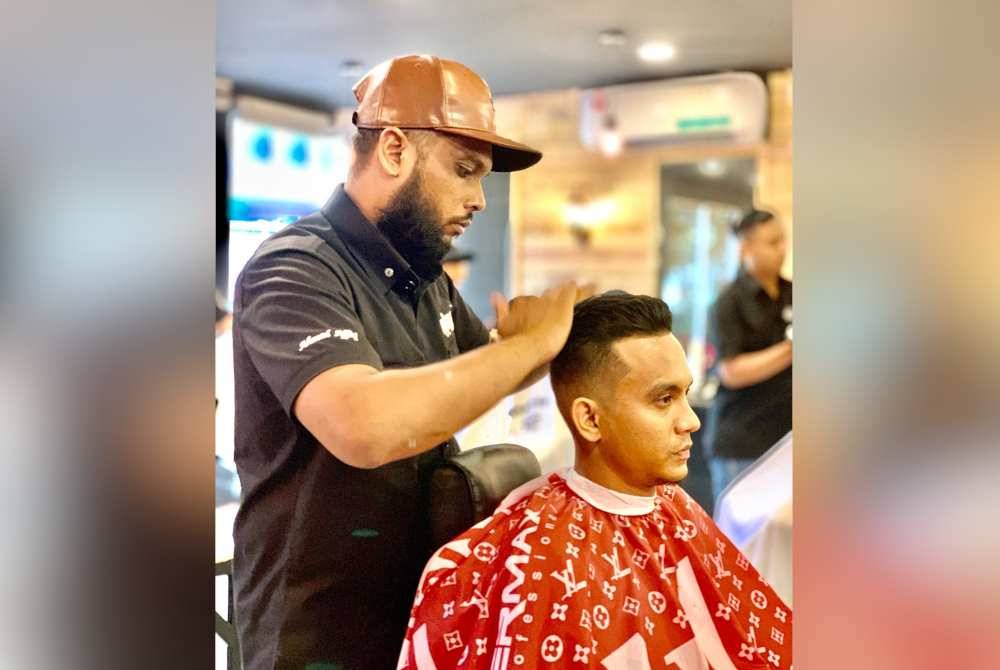 Ahmad Affiq mempunyai kepakaran dalam menggunting dan penggayaan rambut.
