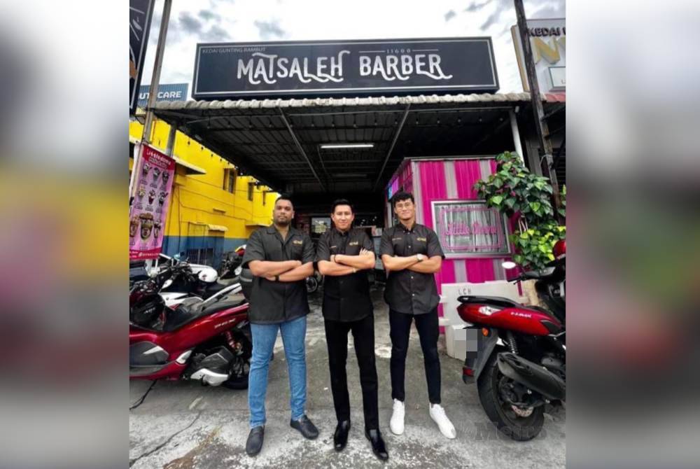 Dari kiri: Ahmad Affiq, Faiz Hakim dan Nur Muhammad Sallehudin di hadapan salah satu cawangan MatSaleh Barber milik mereka.