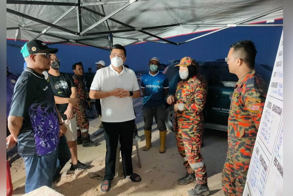 Jason ketika meninjau keadaan kebakaran di tapak pelupusan sampah Pulau Burung pada Ahad.