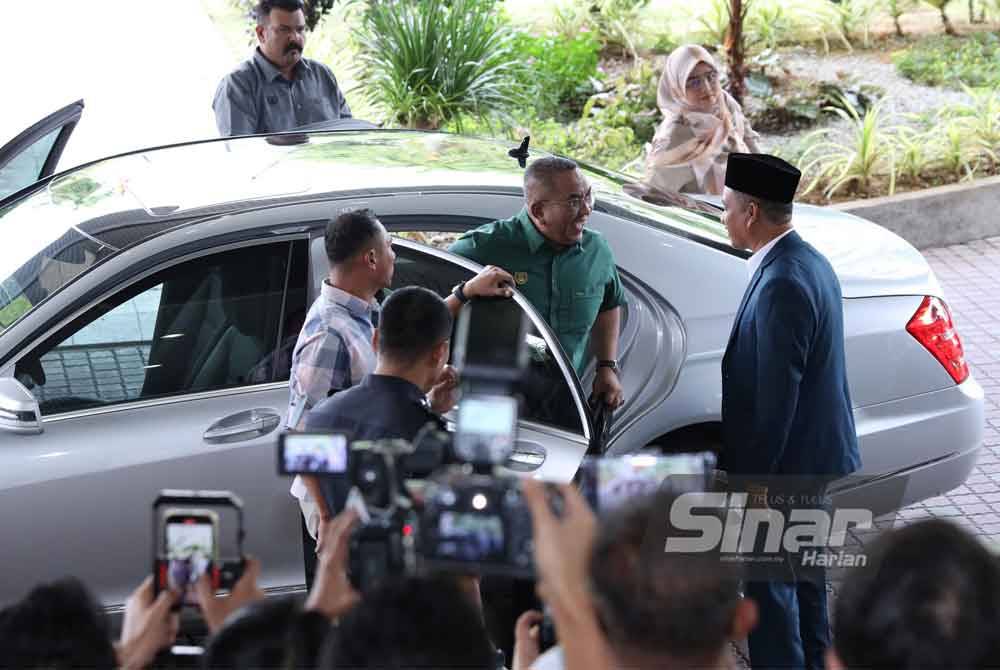 Muhammad Sanusi tiba di Mahkamah Tinggi Shah Alam bagi menghadapi dua perbicaraan kes.