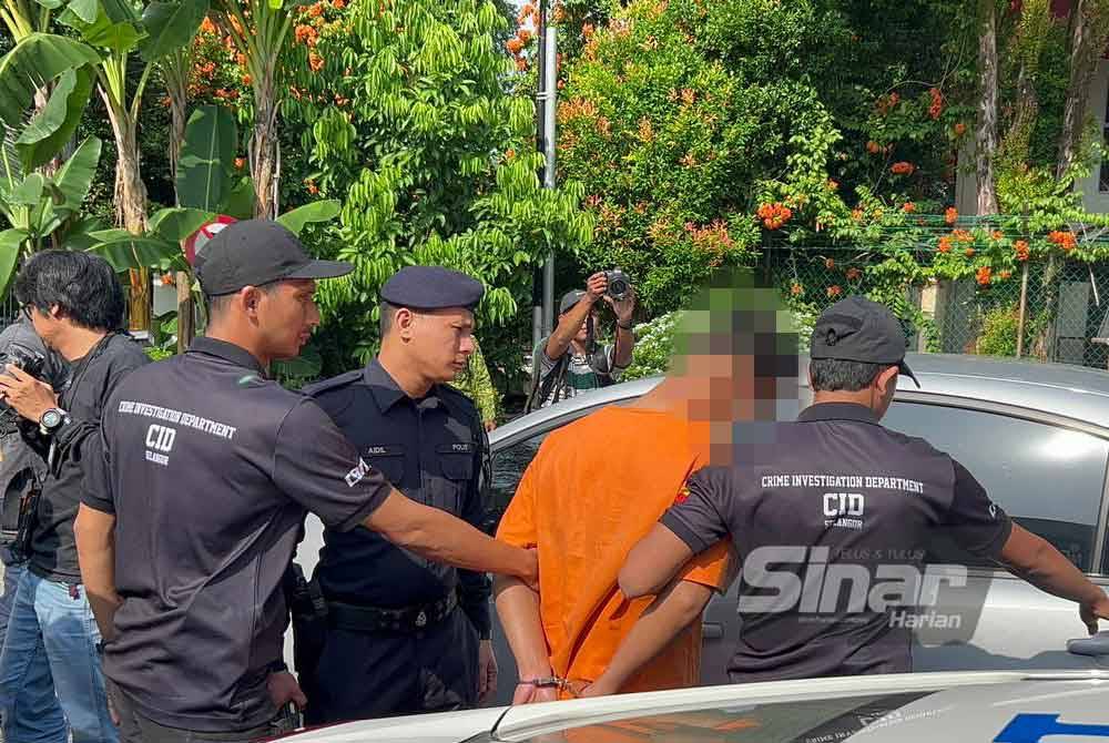 Suspek kes bunuh Nur Farah Kartini dibawa keluar dari mahkamah.