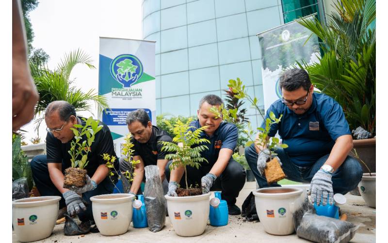 Barisan pihak pengurusan KSSB melaksanakan simbolik penanaman anak pokok di pekarangan ibu pejabat KSSB di Shah Alam sebagai sokongan terhadap kempen yang dijalankan. 