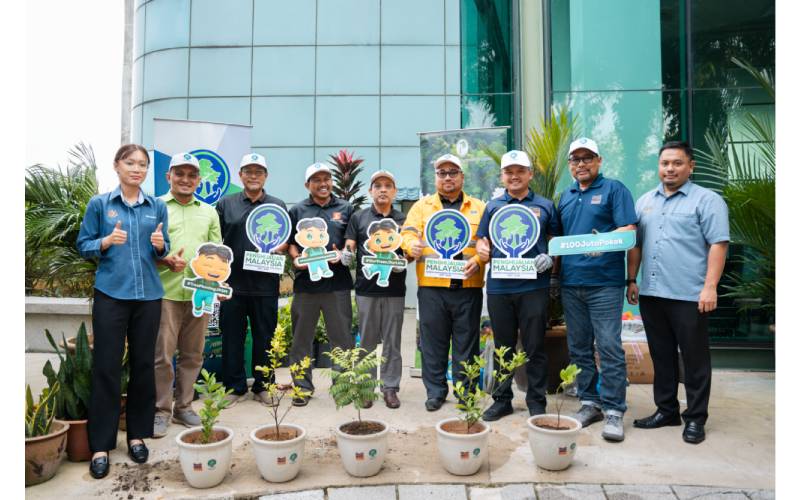 Pihak pengurusan KSSB bersama wakil Jabatan Perhutanan Semenanjung Malaysia selepas menjalankan demonstrasi penanaman anak pokok. 