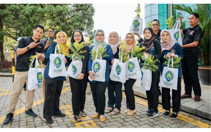 Pemberian anak pokok kepada kakitangan KSSB sebagai sokongan terhadap Kempen Penanaman 100 Juta Pokok