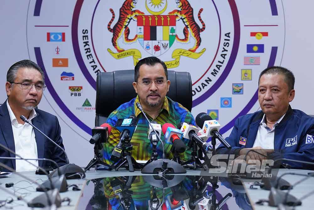 Asyraf Wajdi (tengah) bercakap dalam sidang akhbar Mesyuarat Penyelarasan Barisan Nasional - Pakatan Harapan Bagi Pilihanraya Kecil DUN Nenggiri, Kelantan di Menara Dato’ Onn pada Isnin. Foto Sinar Harian-MOHD HALIM ABDUL WAHID