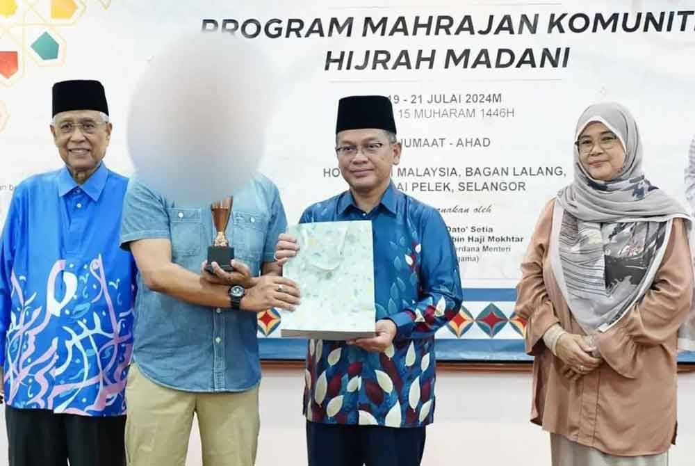 Mohd Na'im (tengah) pada Program Mahrajan Komuniti Hijrah Madani bersama peserta.