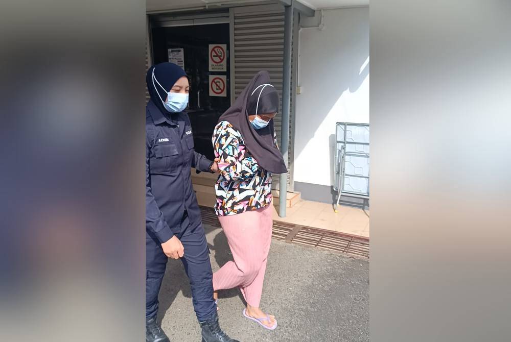 Suspek tiba di pekarangan Mahkamah Sesyen Kemaman di sini pada Isnin.