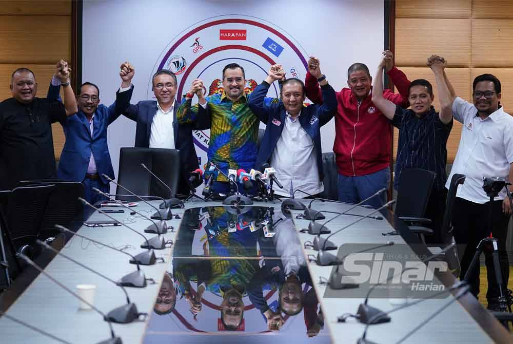 Asyraf Wajdi (empat dari kiri) bersama Naib Presiden Parti Amanah Negara (Amanah), Datuk Adly Zahari (tiga dari kanan) dan Pengerusi Badan Perhubungan UMNO Kelantan, Datuk Ahmad Jazlan Yaakub (empat dari kanan) ketika hadir Mesyuarat Penyelarasan BN-PH Bagi PRK DUN Nenggiri, di Menara Dato’ Onn pada Isnin. Foto Sinar Harian-MOHD HALIM ABDUL WAHID