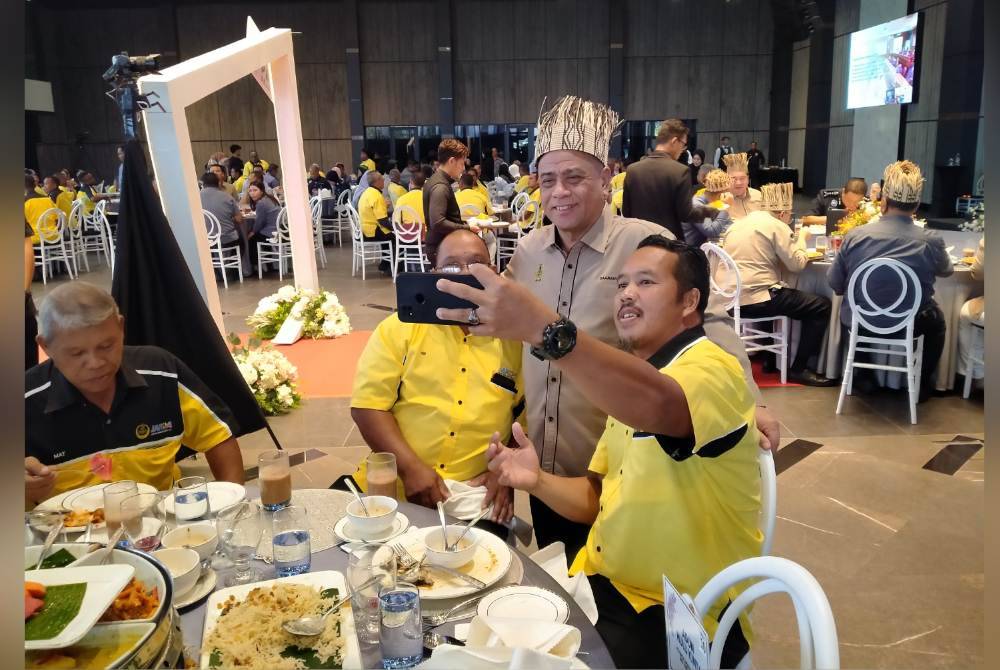 Saarani (berdirI) turut mengambil kesempatan menyantuni tok batin yang hadir sempena Program Santuni Masyarakat Orang Asli dan Simposium Batin 2024 di Galasa Caldwell di sini pada Isnin.