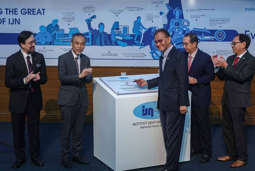Dr Dzulkefly (tengah) pada gimik pengumuman Klinik Pengurangan Risiko Kardiovaskular (CRRC) di Institut Jantung Negara (IJN) pada Isnin. Foto Bernama