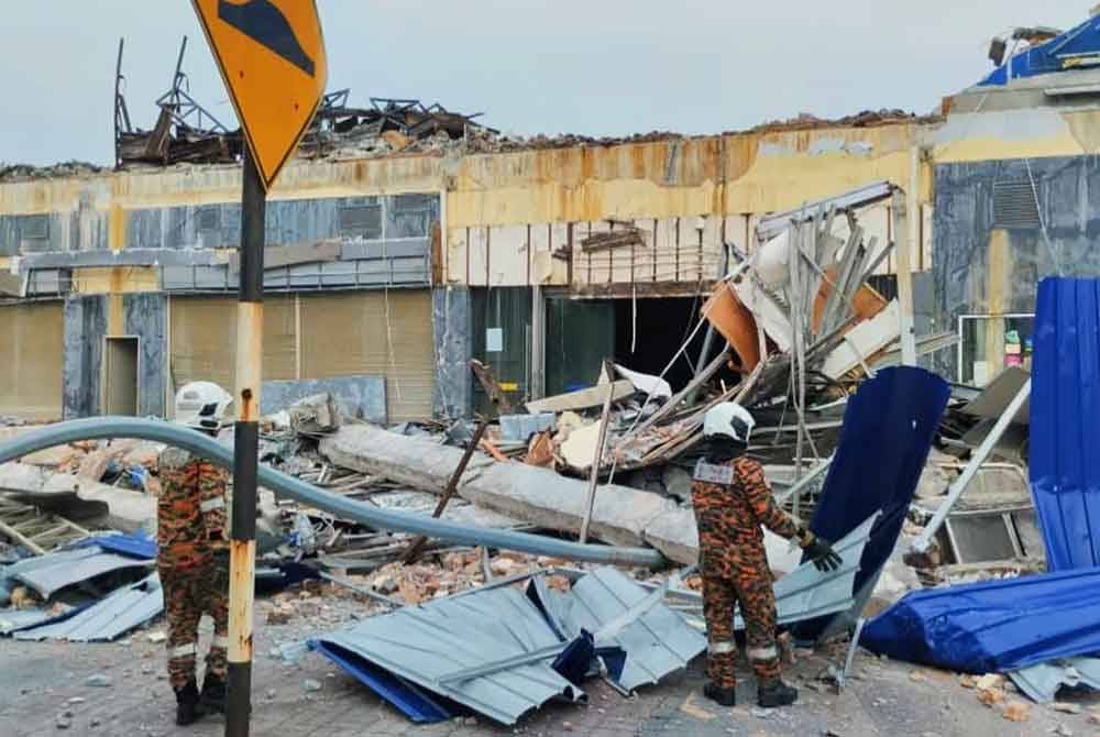 Anggota bomba yang tiba di lokasi menjalankan kerja-kerja mengalihkan sisa runtuhan yang menghalang laluan.