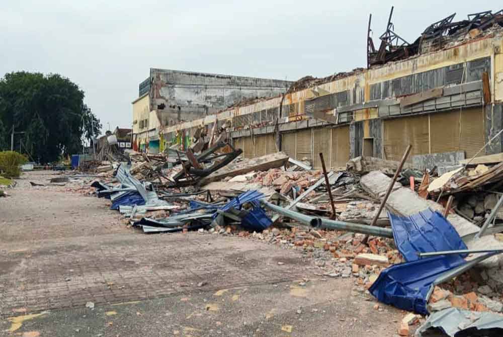 Dinding bangunan Pasar Raya Besar Mydin Manjoi yang terbakar pada Mac lalu runtuh sehingga menyebabkan dua remaja cedera.