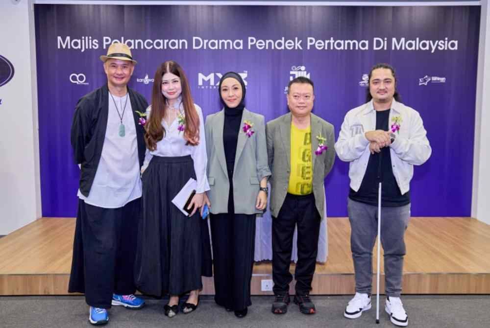 Iqbal (kanan) bersama orang penting di sebalik projek pembikinan drama siri pendek terpanjang pertama di Malaysia, (dari kiri) - pengarah dan penerbit Just Work Entertainment, James Wong; Ketua Pegawai Eksekutif MXB International, Pam Yap; Penerbit Art Ornament Sdn Bhd, Aida Othman dan penulis skrip, Tommy.
