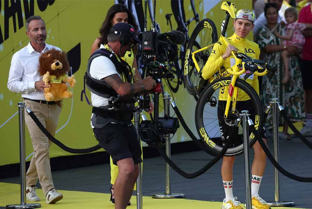 Pogacar muncul pelumba pertama memenangi kejuaraan berganda Giro d'Italia-Tour de France dalam satu musim sejak Marco Pantani pada 1998. Foto AFP