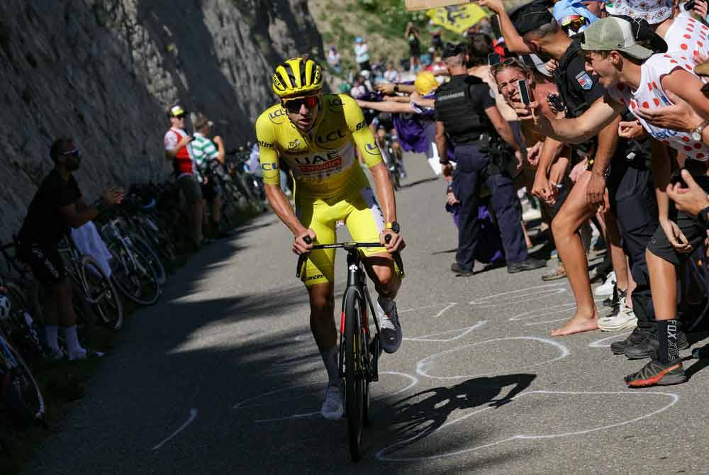 Pogacar memaki jersi kuning selaku pendahulu keseluruhan Tour de France melakukan kayuhan di laluan Col du Noyer semasa peringkat ke-17 sejauh perlumbaan 177,8 kilometer (km) dari Saint-Paul-Trois-Chateaux dan Superdevoluy berhampiran banjaran Alps. Foto AFP