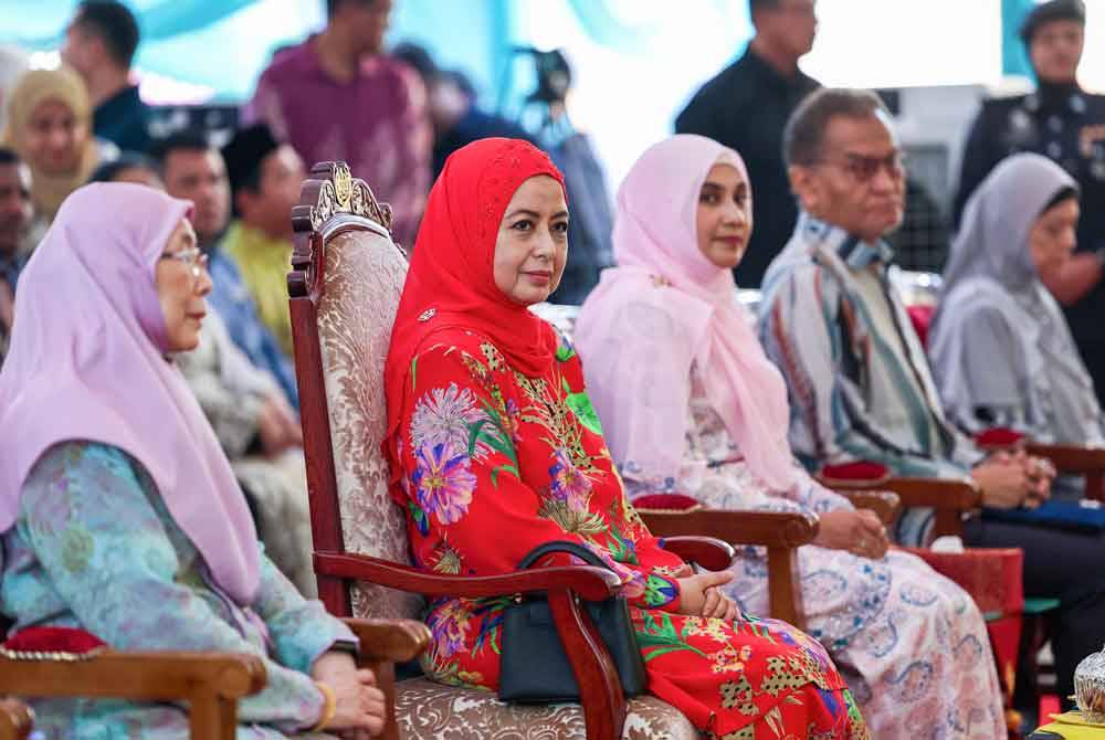 Raja Zarith Sofiah berkenan melawat Hospital Orang Asli Gombak (HOAG) pada Selasa. Foto Bernama