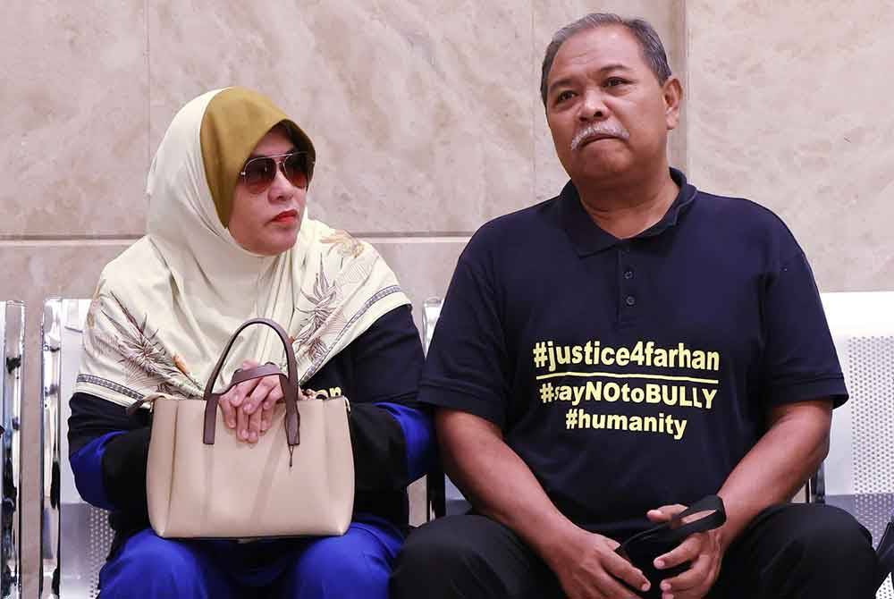 Zulkarnain Idros (kanan) dan isterinya, Hawa ketika hadir bagi mendengar keputusan rayuan pendakwaan terhadap hukuman penjara 18 tahun yang dijatuhkan oleh Mahkamah Tinggi ke atas enam bekas penuntut UPNM di Mahkamah Rayuan Istana Kehakiman Putrajaya, hari ini. Foto Bernama