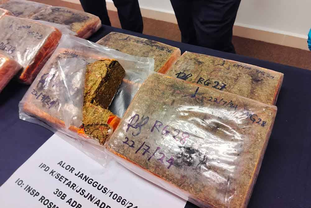 Antara ketulan mampat ganja yang telah digunakan oleh sindiket berkenaan.
