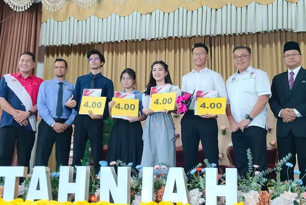 Pelajar cemerlang STPM di SMK Sultan Johor Bahru diraikan dalam majlis di sekolah berkenaan pada Selasa.