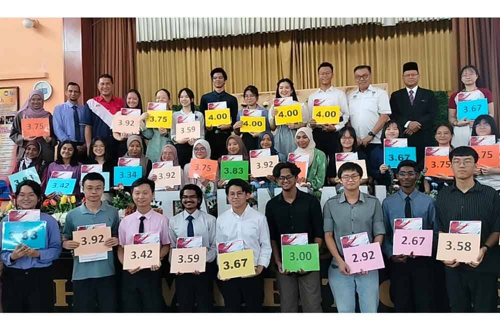Pelajar cemerlang STPM di SMK Sultan Johor Bahru diraikan dalam majlis di sekolah berkenaan pada Selasa.