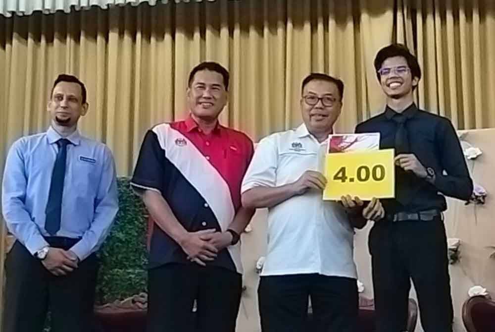 Sohaib Hakimi (kanan) mendapat keputusam 4A STPM.