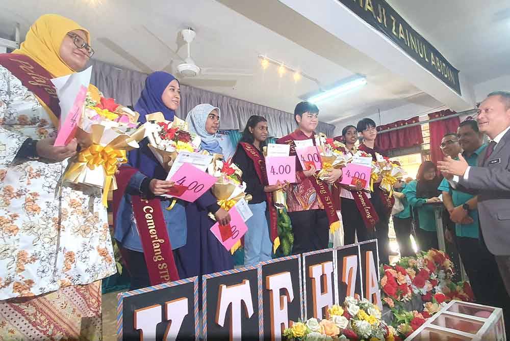Roland@Rozaidi mengucapkan tahniah kepada lapan pelajar cemerlang yang memperoleh keputusan dengan nilai PNGK 4.00.