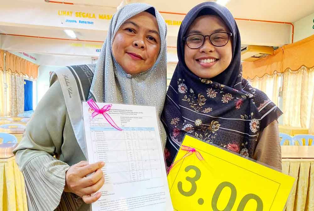 Noorhaslin (kanan) berkongsi kegembiraannya memperolehi keputusan STPM 2023, PNGK 3.0 bersama ibunya, Rus.