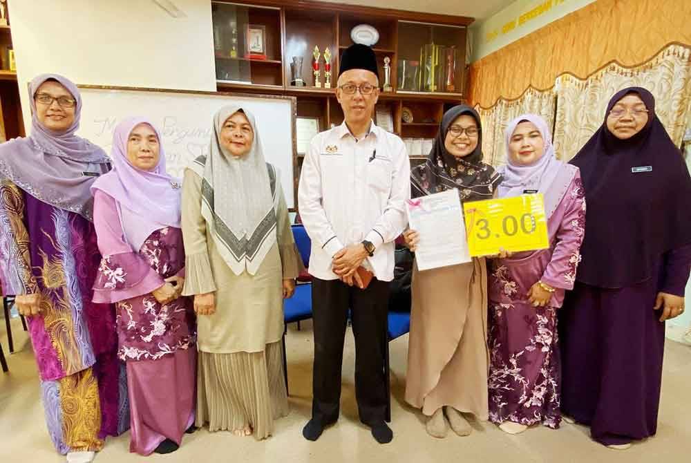 Noorhaslin (tiga dari kanan) berkongsi kegembiraan bersama guru-guru di Sekolah Menengah Kebangsaan Agama Naim Lil-Banat, Kota Bharu.