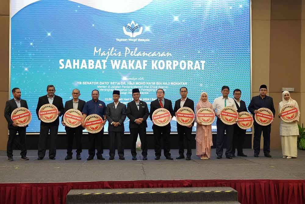 Mohd Na'im (enam dari kiri) bergambar bersama wakil agensi dan syarikat korporat yang menjadi Sahabat Wakaf Korporat YWM.