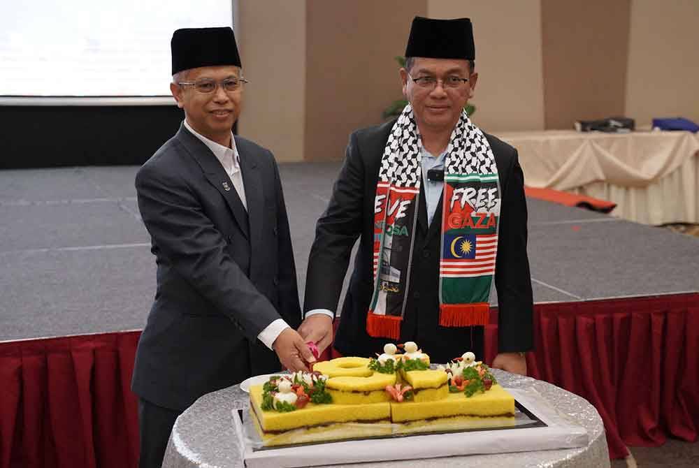 Mohd Na'im menyempurnakan gimik memotong pulut kuning sempena sambutan ulang tahun ke-16 YWM pada Selasa.