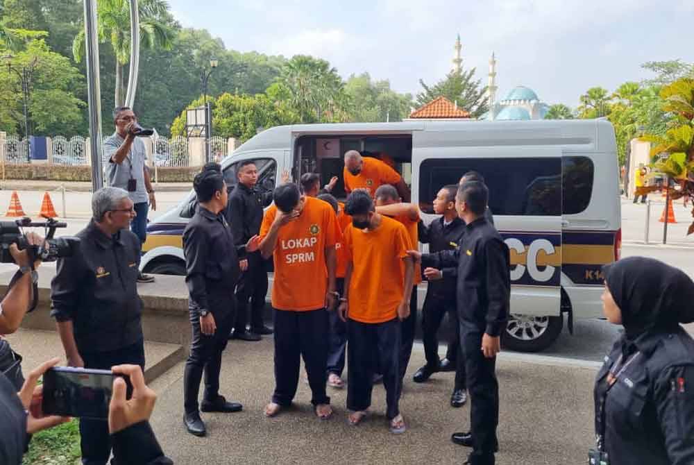 Kesemua tertuduh dipercayai menerima wang rasuah secara bulanan antara RM200 hingga RM1,000 daripada pemilik dan penjaga premis.