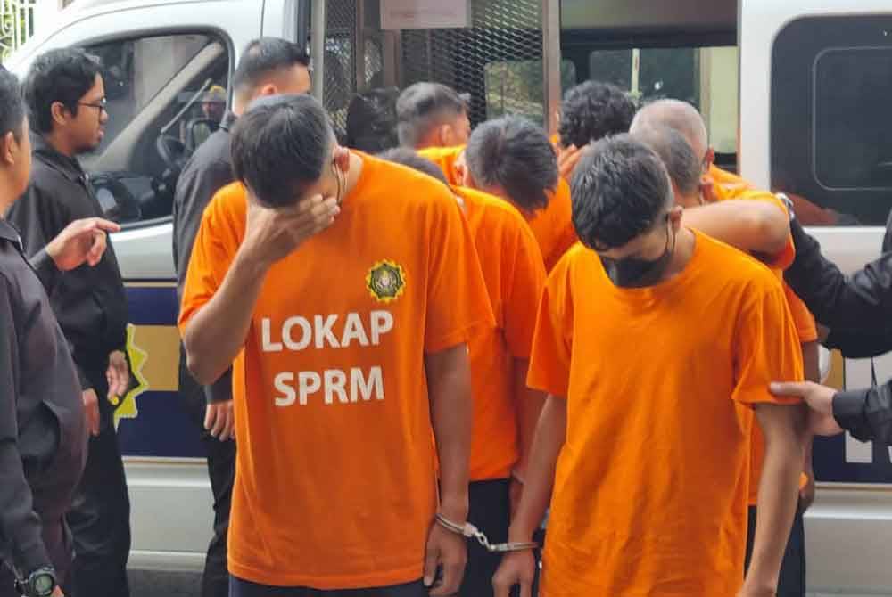 Seramai tujuh penguat kuasa PBT ditahan direman SPRM setelah mendapat kelulusan daripada Mahkamah Majistret Kuala Lumpur pada Selasa.