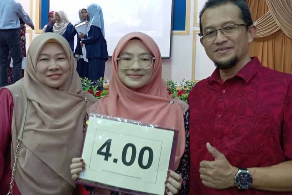 Fatnin (tengah) bergambar bersama keluarga selepas menerima keputusan STPM di Alor Setar pada Selasa.