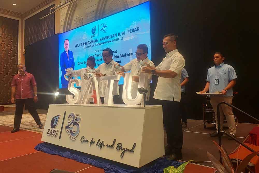 Ahmad Samsuri (dua dari kiri) ketika merasmikan Majlis Sambutan 25 Tahun Jubli Perak SATU pada Selasa.