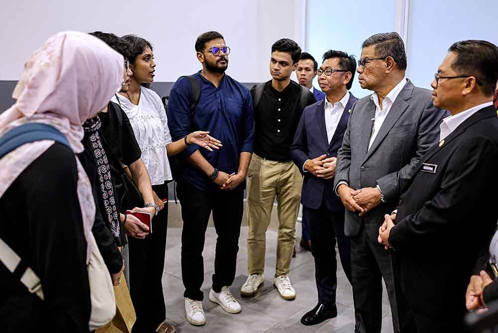 Saifuddin Nasution menyambut ketibaan warga Malaysia dari Bangladesh yang selamat tiba di Lapangan Terbang Antarabangsa Kuala Lumpur Terminal 2 pada Selasa. Foto Bernama