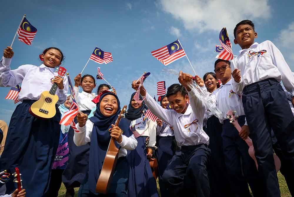 Para murid dari Sekolah Kebangsaan Cherana Putih ceria semasa bergambar kenangan seakti menanti ketibaan konvoi Kembara Merdeka Jalur Gemilang (KMJG) Negeri Sembilan pada majlis Perasmian KMJG 2024 Melaka di Freeport A'Famosa Outlet, hari ini.