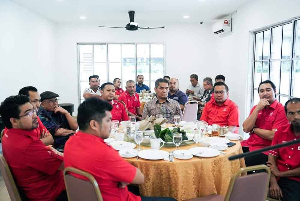 Sebahagian daripada kepimpinan yang hadir pada mesyuarat kepimpinan Armada Bersatu Nasional dan Kelantan bagi persiapan PRK Nenggiri.