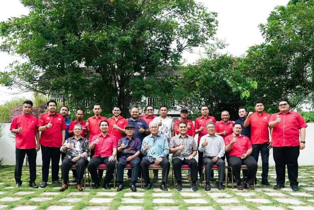Hamzah (duduk, tengah) bersama kepimpinan Armada Bersatu Nasional dan Kelantan.