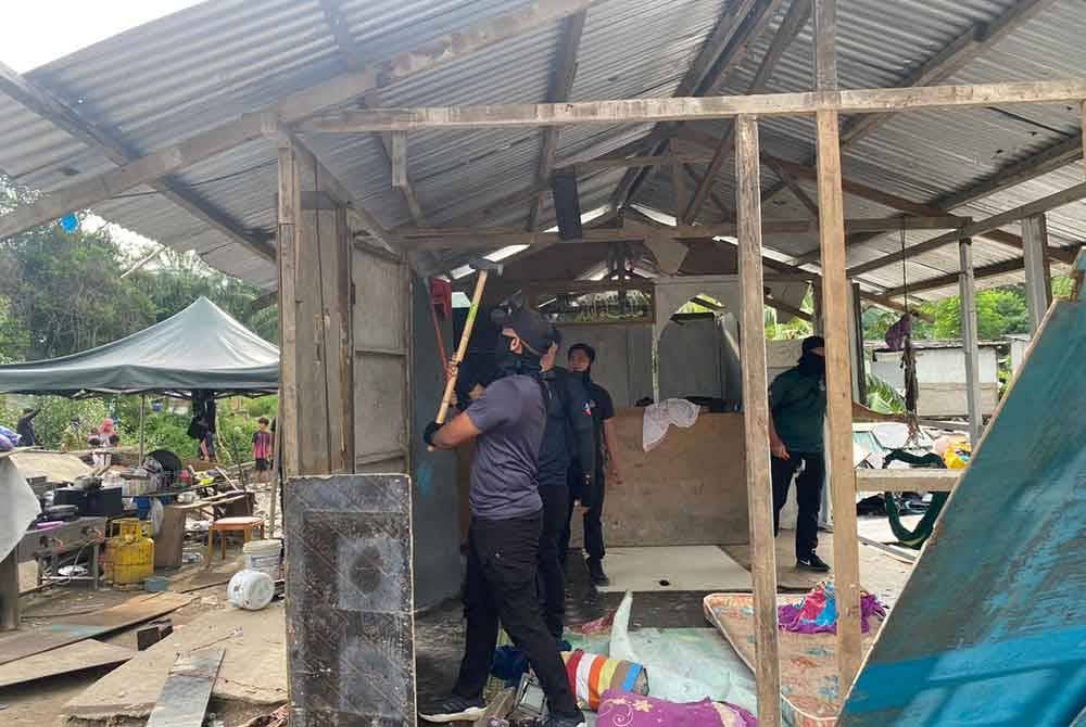 Polis merobohkan rumah yang dibina PATI.
