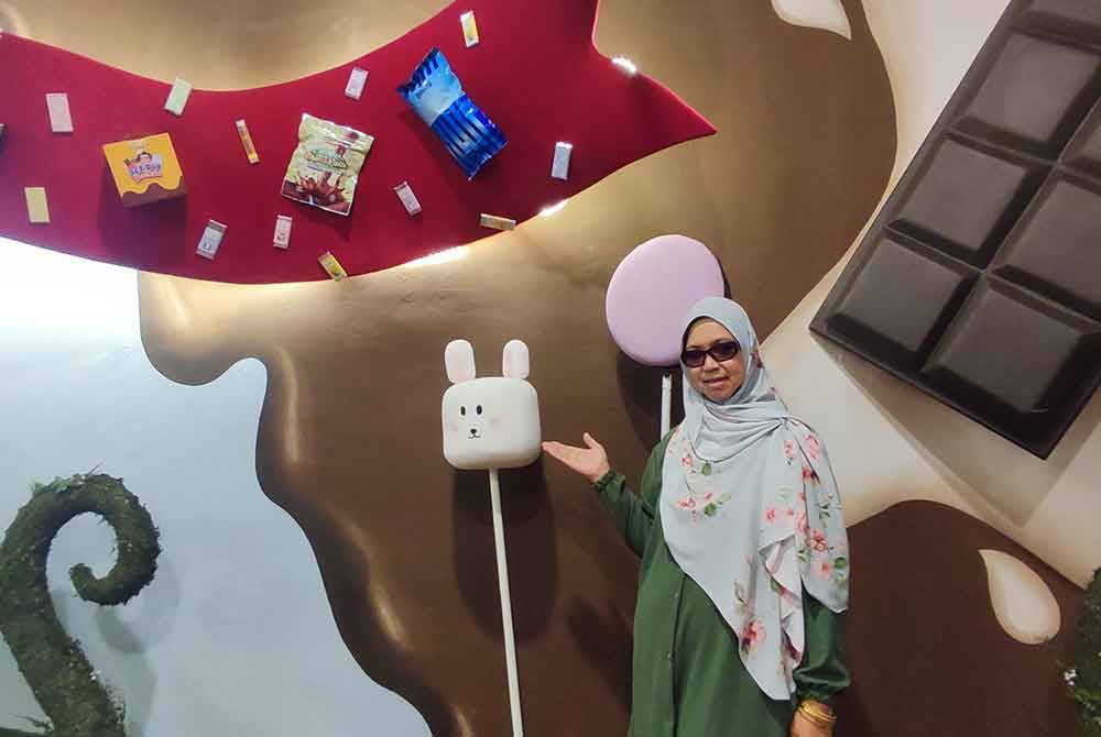 Aishah menunjukkan antara tempat menarik untuk bergambar yang terdapat di muziumnya.