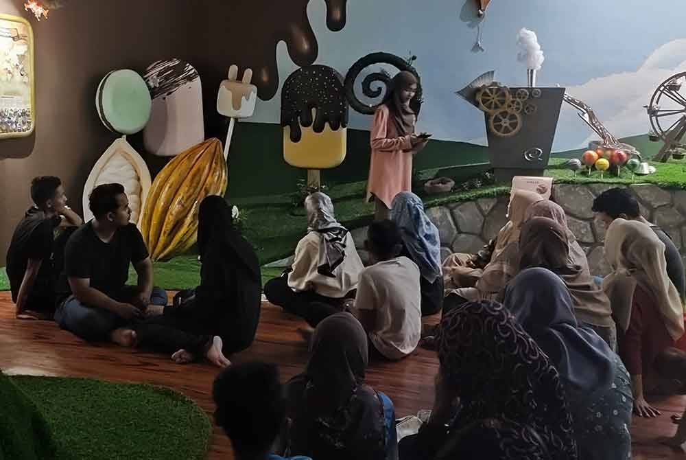 Pengunjung mendengar penerangan dan berpeluang melakukan pelbagai aktiviti menarik di Muzium Coklat Nokona.